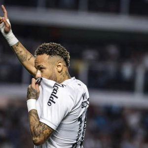 Neymar Joga no Sacrifício Contra o Sport e Tira o Santos da Zona do Rebaixamento, Mas Detalhes da Contusão São Mantidos em Sigilo