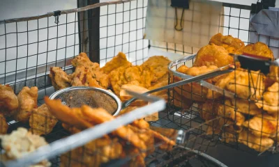 Casal processa Popeyes em US$ 1,5 milhão após achar objeto estranho em frango frito