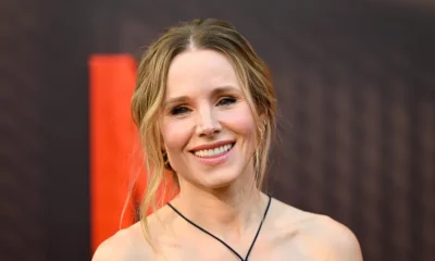 Kristen Bell Surpreende em Jogo de Beisebol com Performance Broadway e "Frozen" ao Lado de Astro da Broadway