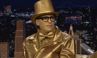 Weezer Surpreende: Rivers Cuomo Aparece Inteiramente Dourado em TV dos EUA para Lançamento do "The Gold Album"