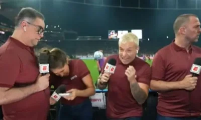 Repórter da ESPN leva bolada na cabeça durante transmissão ao vivo e reage com bom humor