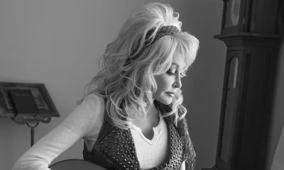 Dolly Parton explora 'performances de avatar' e fala sobre saúde: "Rainha das IAs das Redes Sociais"
