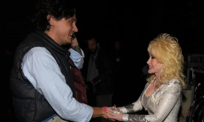 John Mayer emociona ao tocar "I Will Always Love You" de Dolly Parton e reflete sobre união global após sua morte
