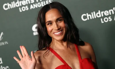 Meghan Markle usa bolsa de grife que custa milhares, mas você pode ter um look idêntico por R$ 175