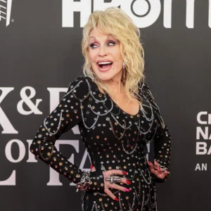 Dolly Parton Alcança o Topo das Paradas do Reino Unido com "9 To 5" Após Aumento Póstumo de Streaming