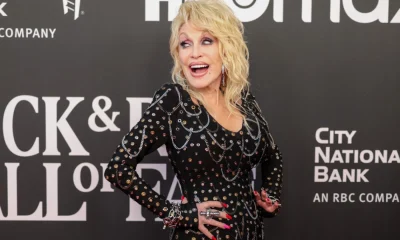 Dolly Parton Alcança o Topo das Paradas do Reino Unido com "9 To 5" Após Aumento Póstumo de Streaming