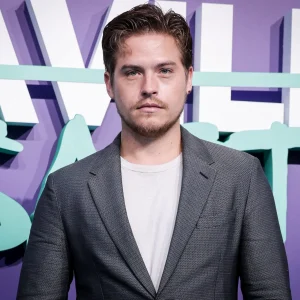 Dylan Sprouse classifica trabalho mirim como 'trabalho infantil' e revela sequelas emocionais