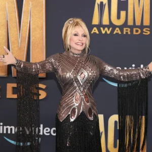 Estrela de Dolly Parton na Calçada da Fama de Hollywood é vandalizada e será substituída após morte da lenda da música country