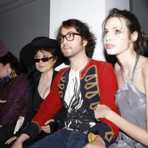Nasce Aurelius, o primeiro neto de John Lennon e Yoko Ono, filho de Sean Ono Lennon e Charlotte Kemp Muhl