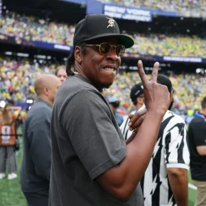 Jay-Z Surpreende Fãs em Londres com Pop-Up de 'The Blueprint' Antes de Shows Históricos