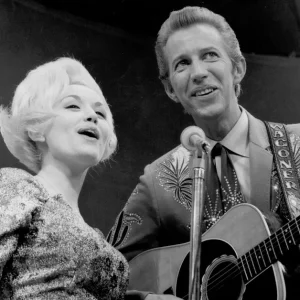 De Porter Wagoner a Post Malone: As 25 Colaborações de Dolly Parton que Dominaram as Paradas da Billboard