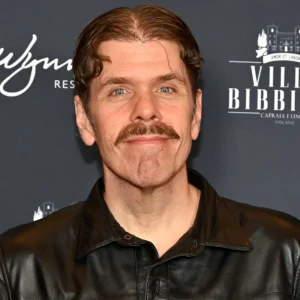Perez Hilton preocupa amigos com delírios sobre Katy Perry após automutilação