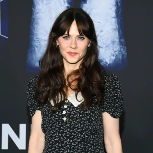 Adeus, Jeans Apertado! Calças de Tecido Leve de Zooey Deschanel São a Alternativa Chique por Apenas R$ 22