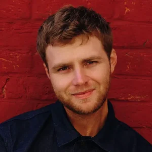 Alex Warren Conquista o Topo da ARIA Chart com 'Wildchild', Superando Gigantes da Música