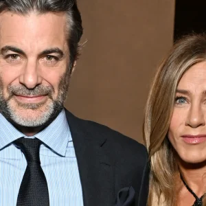 Amigos de Jennifer Aniston demonstram preocupação com romance com Jim Curtis