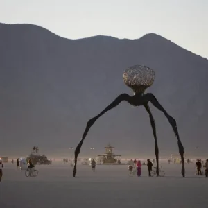 Tragédia no Burning Man: Participante Morre Após Emergência Médica em Festival Nevada; Chuvas Intensas Causam Caos