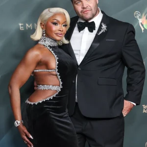 Phaedra Parks e CT Tamburello: O romance inesperado de 'The Traitors' que brilha no tapete vermelho do Emmy