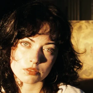 Violet Grohl Encanta com Cover Acústico de "High" do The Cure para o Triple J e Revela Influências do Rock dos Anos 90
