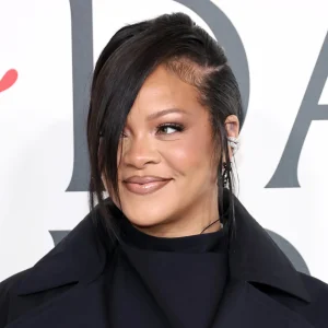 Rihanna Inspira Moda de Transição: Descubra o Trench Coat Perfeito para Renovar Seu Guarda-Roupa por Apenas R$250