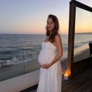 Filha grávida de Candace Cameron Bure, Natasha Perry, desmente rumores de parto e rebate críticas sobre monetização