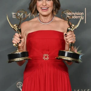 Mariska Hargitay Emociona ao Dedicar Prêmio Emmy a "Minha Mãe Jayne" e Inspirar Mulheres a Contar Suas Histórias
