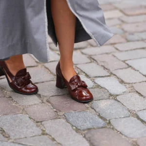 Adeus, Marrom! 13 Sapatos Loafer Vinho que Dominam o Outono com Elegância e Cor