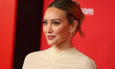 Hilary Duff e Anne Hathaway Apostam em Tênis Adidas Clássicos que Estão Dominando 2026: O Estilo 'Rich Mom' Ganha Força