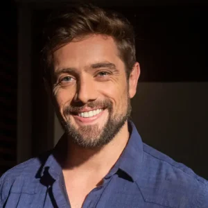 Rafael Cardoso exibe corpo musculoso após deixar clínica de reabilitação e impressiona fãs