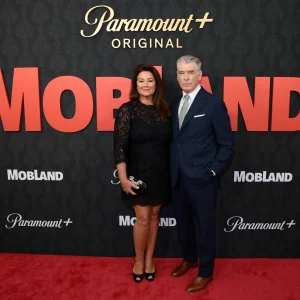 Adeus, Mansão de R$ 500 Milhões: Pierce Brosnan e Esposa Deixam Paraíso Malibu Após 26 Anos por Medo e Busca por Paz
