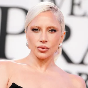 Lady Gaga Revela Máscara Facial de DNA de Salmão da K-Beauty em Rotina Viral; Fã Atesta Poderes