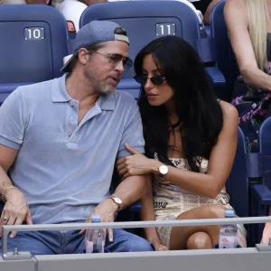 Brad Pitt e Ines de Ramon em clima de romance no US Open: Ator curte jogo e tira selfies com fãs