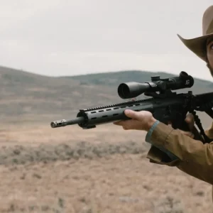 Ator de 'Lioness' Quer Voltar ao Universo de 'Yellowstone' Apesar da Morte em Série