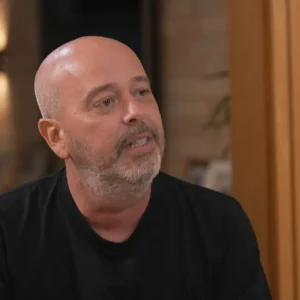 Alex Escobar revela diagnóstico de miastenia gravis e susto após passar mal ao vivo