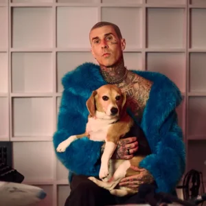 Travis Barker, do Blink-182, Abraça Adoção de Animais de Abrigo e Dieta Vegana em Nova Campanha: 'Faça o Bem'