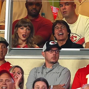 Taylor Swift Brilha ao Lado de Tom Cruise no Jogo de Estreia do Marido Travis Kelce no Kansas City Chiefs