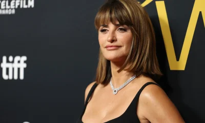 Penélope Cruz Encanta em Casamento com Vestido Floral que Afina a Silhueta para Mulheres Acima dos 50 Anos