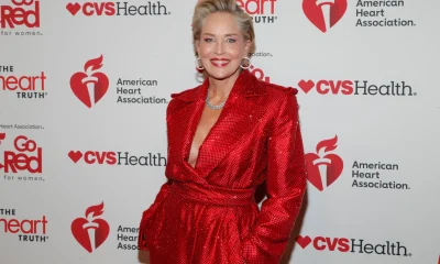 Estilo de Sharon Stone: Vestido Marrom Elegante Vira Inspiração Perfeita para Mulheres Acima dos 50 em Casamentos