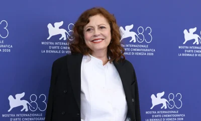 Susan Sarandon, 79, inspira mulheres maduras com calça "barrel-leg" acessível e versátil por R$175