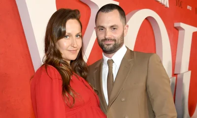 Esposa de Penn Badgley desmente proibição de cenas de sexo e explica decisão do ator