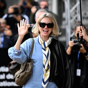 O Segredo de Naomi Watts Para Deixar Jeans Incrivelmente Chiques: Tênis Adidas Samba que Dominam o Estilo das Celebridades