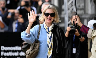 O Segredo de Naomi Watts Para Deixar Jeans Incrivelmente Chiques: Tênis Adidas Samba que Dominam o Estilo das Celebridades