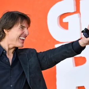 Tom Cruise revive dança icônica de 'A Risky Business' no 'The Jennifer Hudson Show' em promoção de novo filme