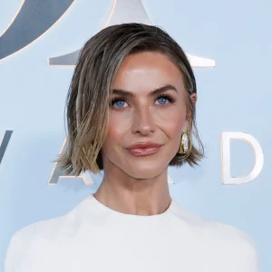Julianne Hough Revela Jeans Baggy com Barra Dobrada: O Segredo Chic Que Achata Cinturas e Emagrece Pernas Curtas por Apenas R$ 150
