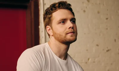 Alex Warren Incendeia Palco do 'Fallon' com Performance Dramática de 'Cry Wolf' e Festa de Fumaça