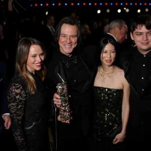 Jim Carrey, estrela de "O Máscara", casa-se com Min Ah, sua "companheira sublime", após anos de discrição no relacionamento