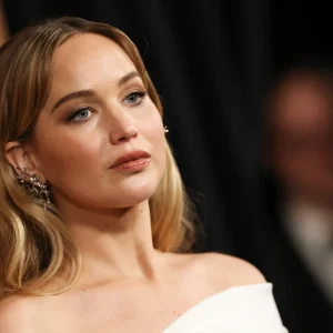 Jennifer Lawrence Ostenta Bolsa de Luxo "Rich Mom" de US$ 5.300, Mas Você Pode Ter o Estilo por Apenas R$ 40 na Amazon!