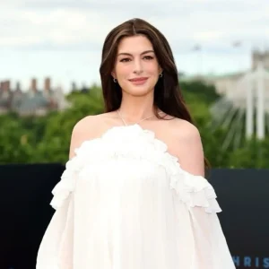 Anne Hathaway revela inspiração para looks de maternidade: Rihanna mudou o jogo!