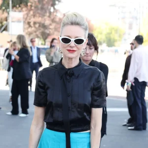 Naomi Watts eleva o estilo com mocassins de grife e um detalhe que custa menos de R$ 350!