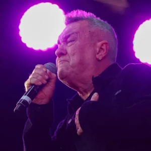 Jimmy Barnes lança cover de "Rock 'n' Roll Is King" em homenagem ao amigo Angry Anderson, lendário vocalista do Rose Tattoo