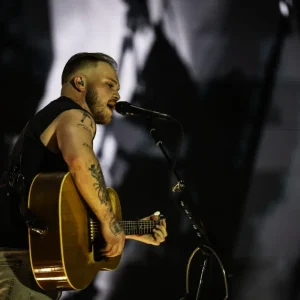 Zach Bryan veste camisa "Free Palestine" em show no estádio de Robert Kraft, dono do New England Patriots